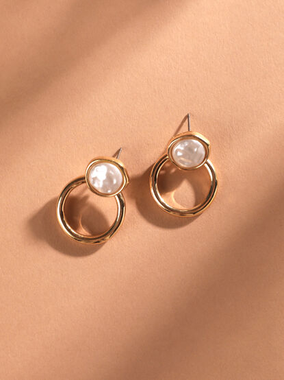 Irregular Pearl Door Knocker Earring - TULLABEE
