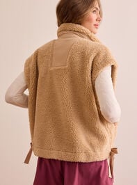 On The Move Sherpa Vest Detail 5 - TULLABEE