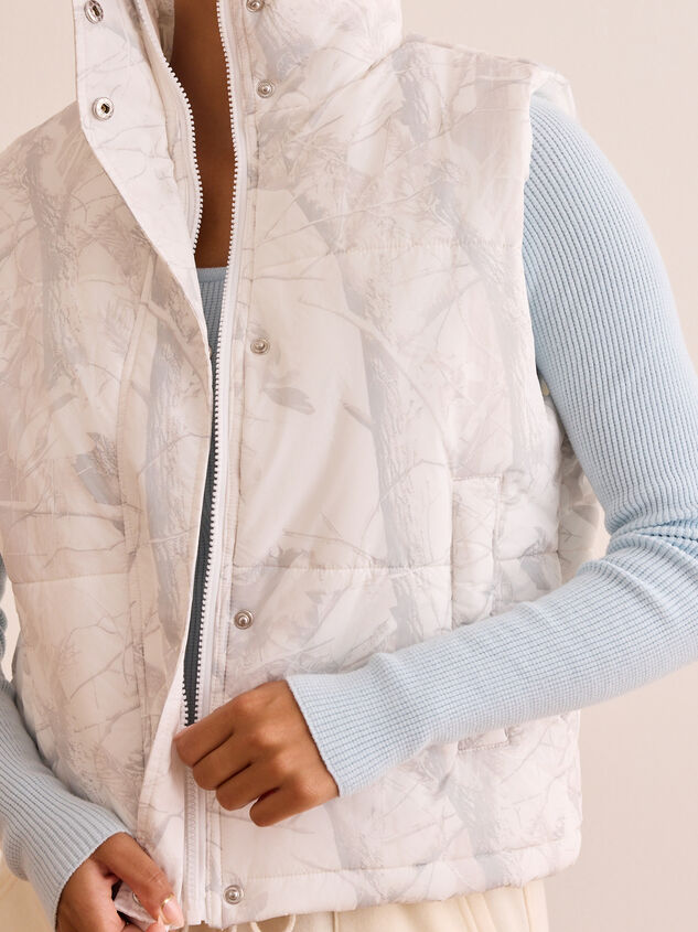 Wander Camo Puffer Vest Detail 3 - TULLABEE