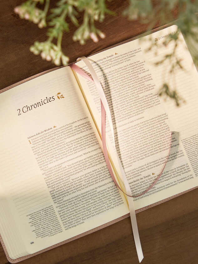 Hosanna Revival Notetaking Bible- Shiloh Theme Detail 3 - TULLABEE