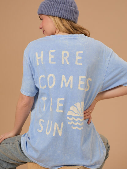 Here Comes The Sun Graphic Tee - TULLABEE