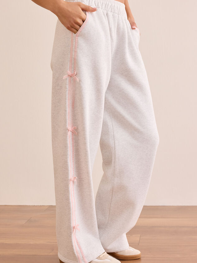 Pit Stop Bow Sweatpants Detail 4 - TULLABEE