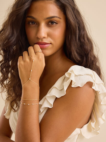 18K Gold Dainty Pearl Hand Chain - TULLABEE