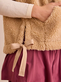 On The Move Sherpa Vest Detail 3 - TULLABEE