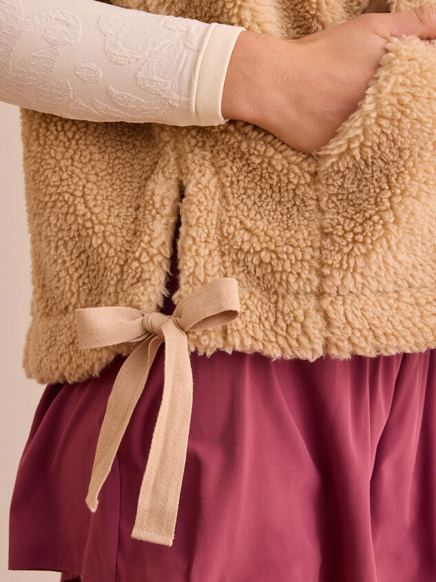 On The Move Sherpa Vest Detail 3 - TULLABEE