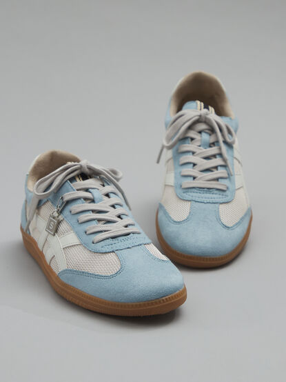 Sasha Sneakers - TULLABEE
