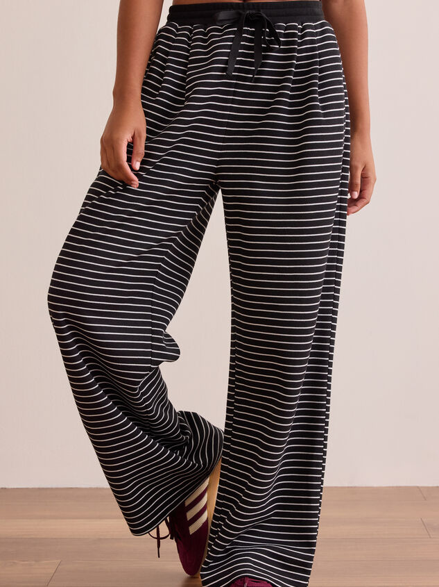 Stride Lounge Pants Detail 3 - TULLABEE