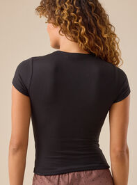Noa Seamless Fitted Tee Detail 4 - TULLABEE