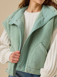 Nina Oversized Sherpa Vest Detail 2 - TULLABEE