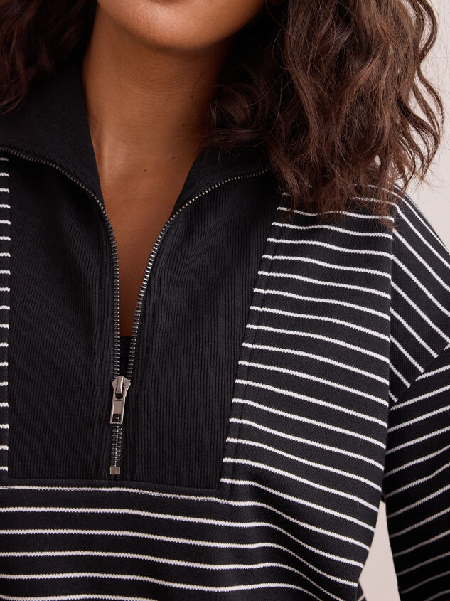 Stride Quarter Zip Pullover Detail 6 - TULLABEE