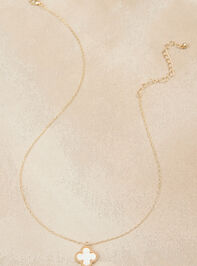Mother Of Pearl Clover Charm Necklace Detail 2 - TULLABEE