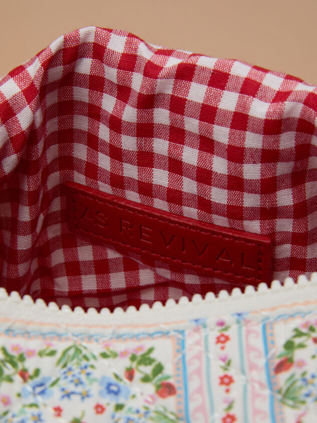 Everly Quilted Makeup Bag Detail 2 - TULLABEE