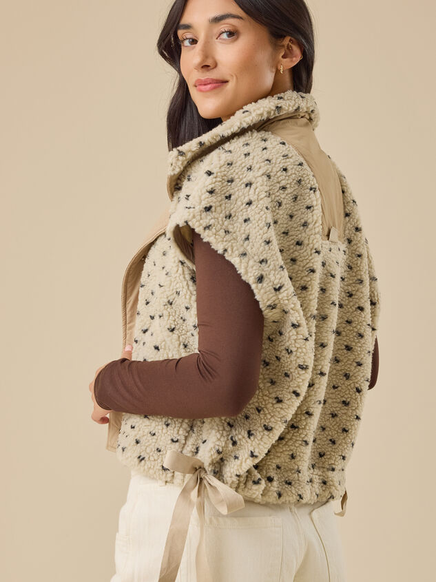 Soren Sherpa Vest Detail 4 - TULLABEE