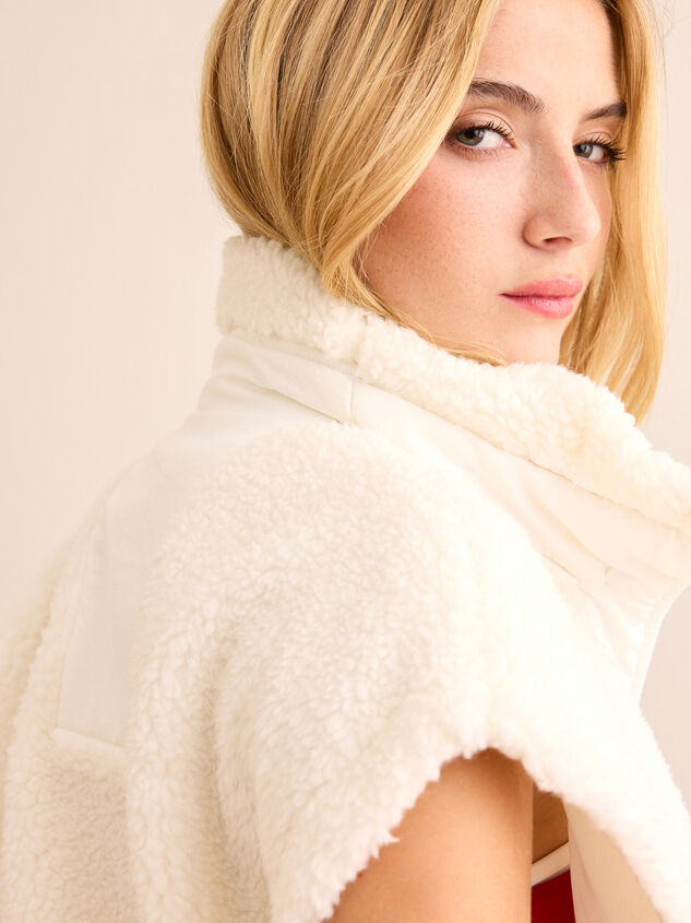 On The Move Sherpa Vest Detail 7 - TULLABEE