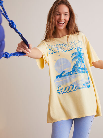 Honolulu Oversized Graphic Tee - TULLABEE