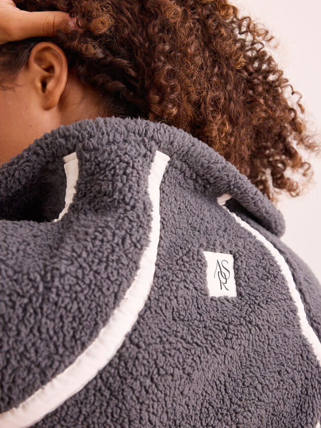 Sprint Sherpa Quarter Zip Detail 7 - TULLABEE