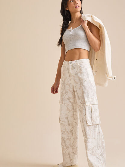 Makayla Camo Cargo Pants - TULLABEE