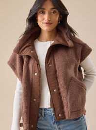 Nina Oversized Sherpa Vest Detail 2 - TULLABEE