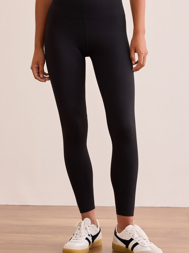 Power Pose Leggings Detail 2 - TULLABEE