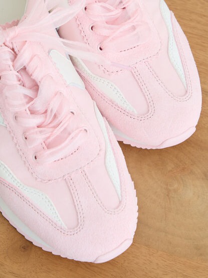 B.ntcd Sneakers By Byrdie Golf x Dolce Vita - TULLABEE
