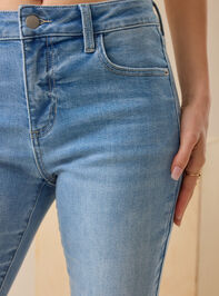 Carrie Flared Jeans Detail 3 - TULLABEE