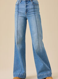 Zinnia Front Seam Flare Jeans Detail 2 - TULLABEE