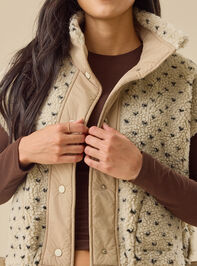 Soren Sherpa Vest Detail 3 - TULLABEE