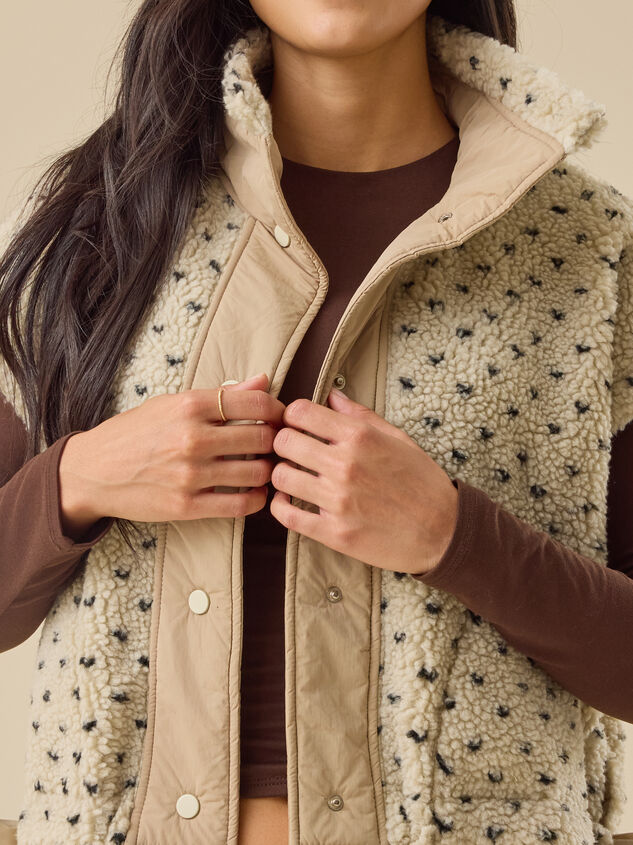 Soren Sherpa Vest Detail 3 - TULLABEE