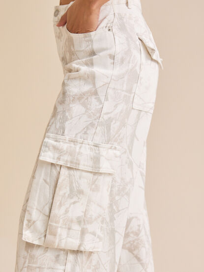 Makayla Camo Cargo Pants - TULLABEE