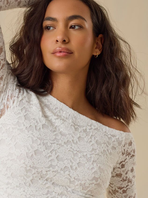 Rhiannon Lace Fitted Top Detail 3 - TULLABEE