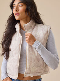 Ari Camo Puffer Vest Detail 2 - TULLABEE