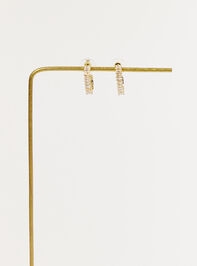 18K Gold Baguette Oval Hoop Earrings Detail 2 - TULLABEE