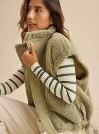 Mylah Oversized Sherpa Vest Detail 4 - TULLABEE