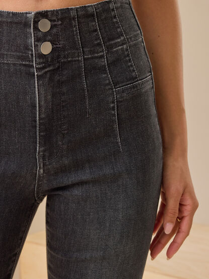 Noah Ann Flared Jeans - TULLABEE