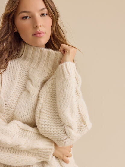 Lucie Oversized Cable Knit Sweater - TULLABEE