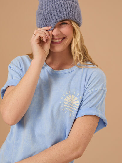 Here Comes The Sun Graphic Tee - TULLABEE