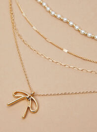 Bow Charm Pearl Necklace Detail 2 - TULLABEE