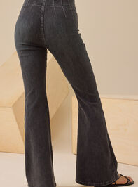 Noah Ann Flared Jeans Detail 5 - TULLABEE