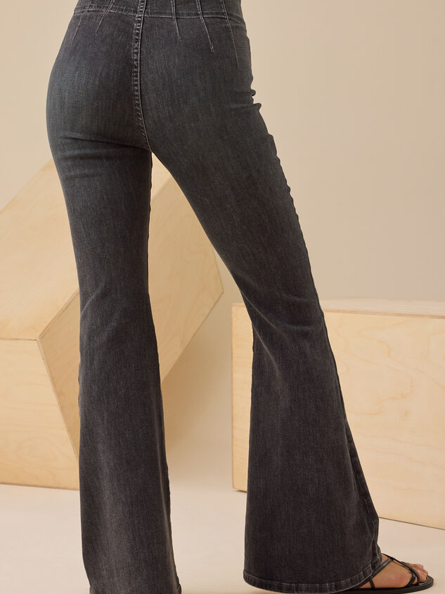 Noah Ann Flared Jeans Detail 5 - TULLABEE