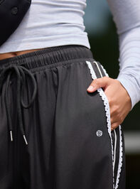 On The Run Detailed Pants Detail 5 - TULLABEE