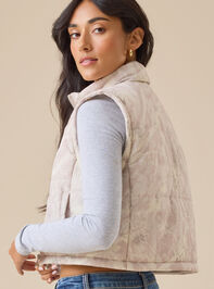 Ari Camo Puffer Vest Detail 4 - TULLABEE