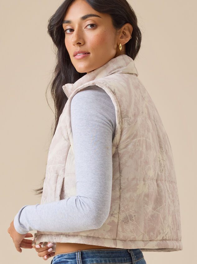 Ari Camo Puffer Vest Detail 4 - TULLABEE