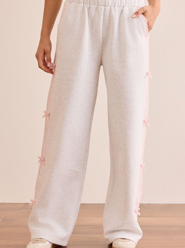 Pit Stop Bow Sweatpants Detail 3 - TULLABEE