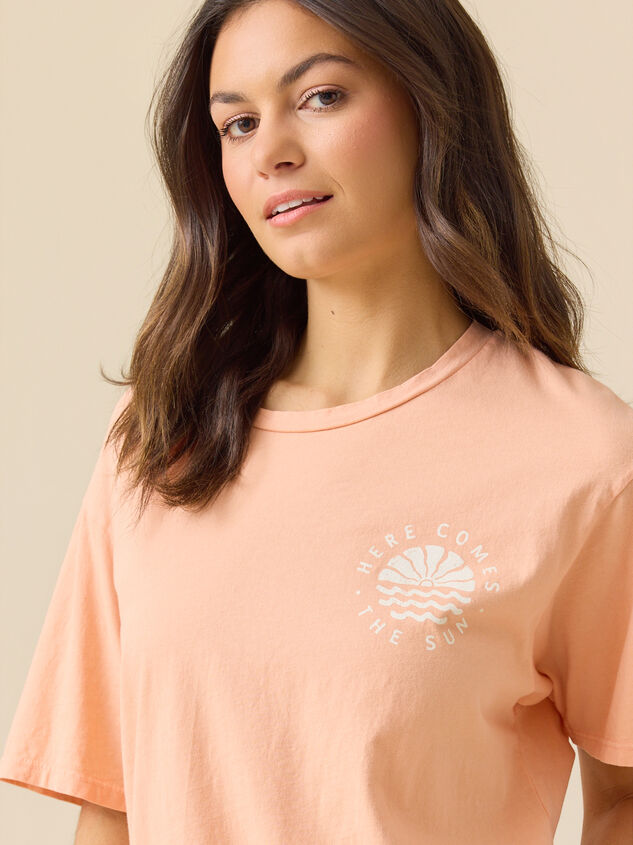 Here Comes The Sun Graphic Tee Detail 3 - TULLABEE