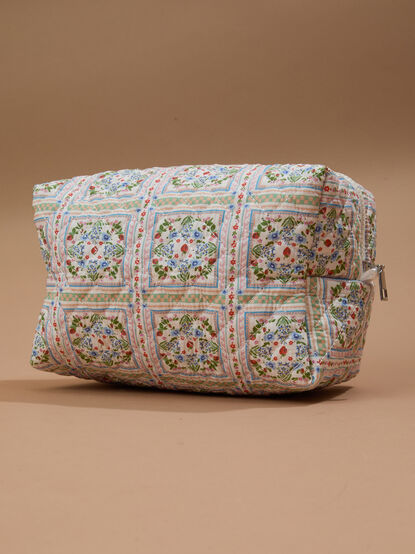 Everly Quilted Makeup Bag - TULLABEE