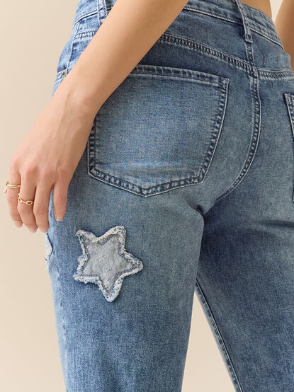 Val Mid-Rise Star Patch Jeans - TULLABEE