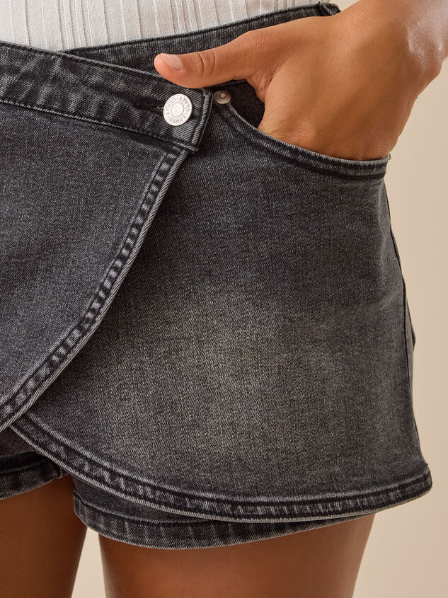 Lorelei Scoop Overlay Denim Mini Skort Detail 2 - TULLABEE