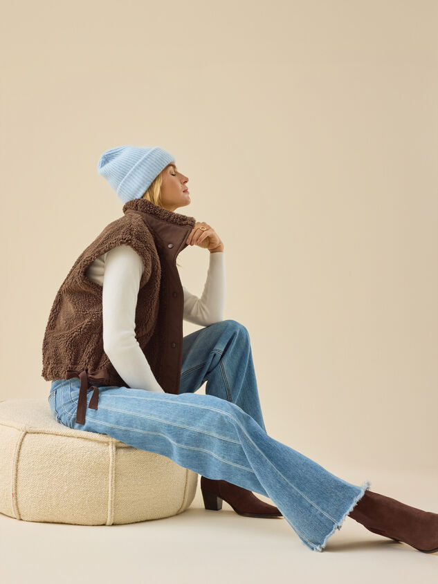 Mylah Oversized Sherpa Vest Detail 4 - TULLABEE