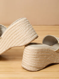 Pamela Platform Sandal Detail 3 - TULLABEE