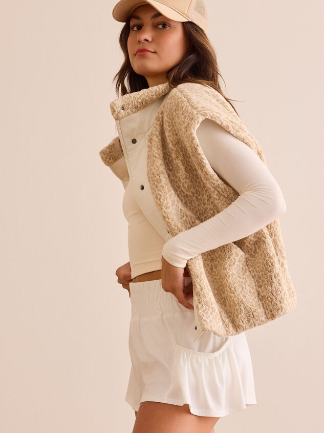 Leopard Summit Sherpa Button Vest Detail 3 - TULLABEE
